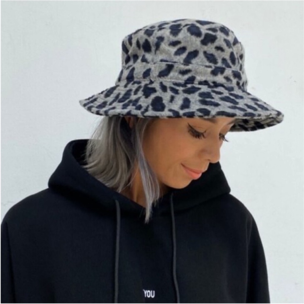 NEW Wyeth Bucket Hat Womens One Size Gray Leopard Print Fuzzy Retro Y2K 90s Boho - Picture 2 of 16